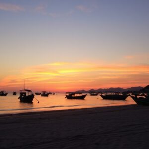 Pemandangan matahari terbenam di Pantai Senggigi